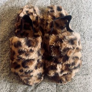 Leopard slippers